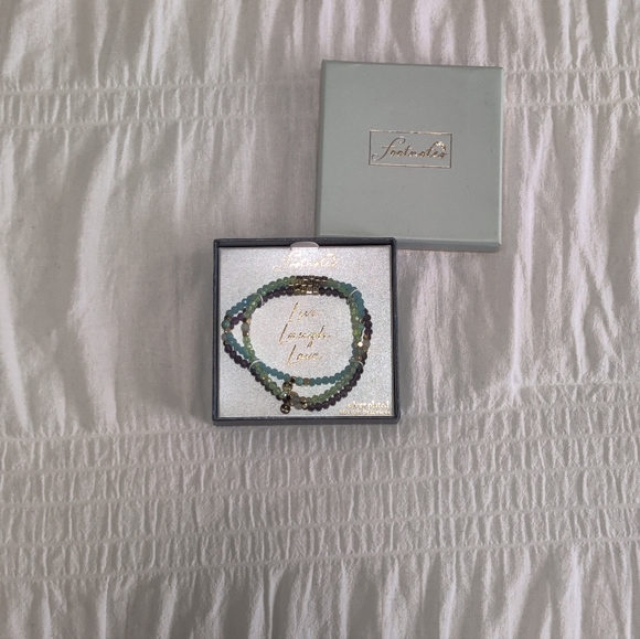 NIB Live Laugh Love Bracelet Set - Picture 2 of 3